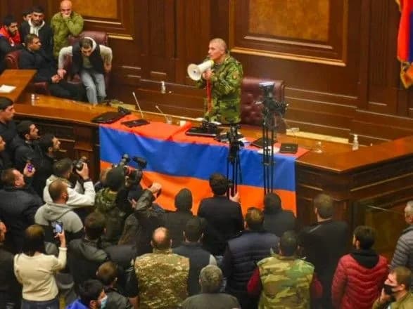 Вірменська опозиція має намір відправити Пашиняна у відставку і анулювати угоду щодо Карабаху