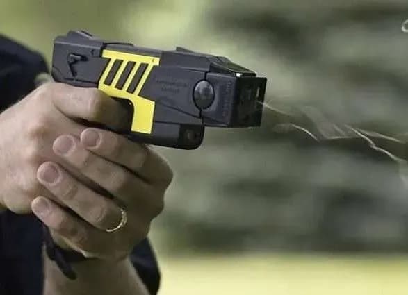 Уряд розширив можливість використання електрошокерів поліцейськими