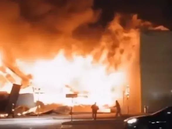 В России горит крупный торговый центр