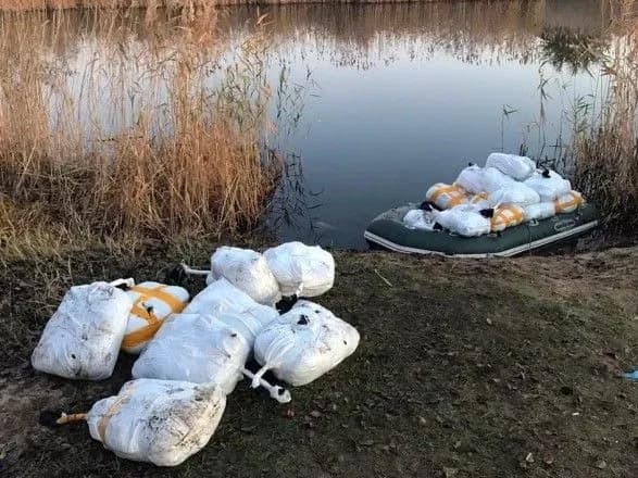 Центнери свинини, сири та парфумерія: на кордоні затримали велику партію контрабанди із РФ