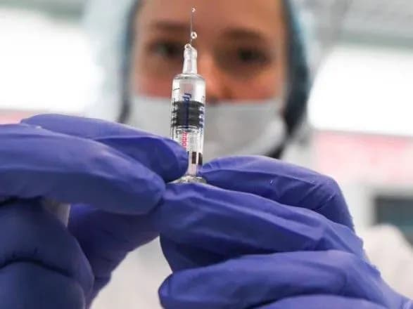 У Росії зафіксували ще один випадок COVID-19 у медпрацівника після вакцинації