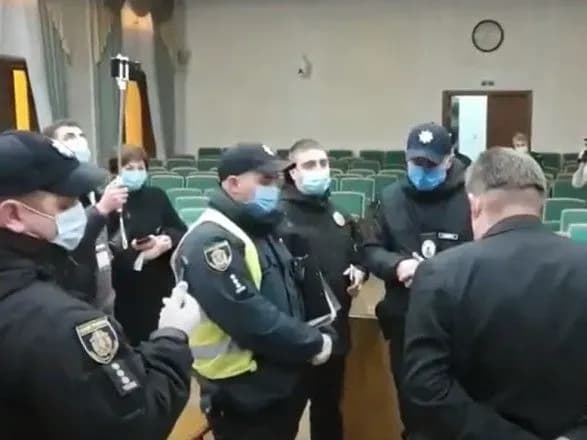 В Кам’янці-Подільському намагалися вивести членкиню ТВК із засідання через COVID-19