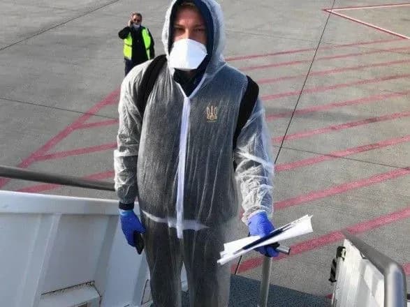 У захисному спецкостюмі: як футболіста збірної України відправляли додому з Німеччини