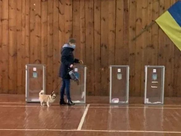 Селфі, ніж-подарунок та дама з собачкою: на виборах на Волині спостерігали курйози