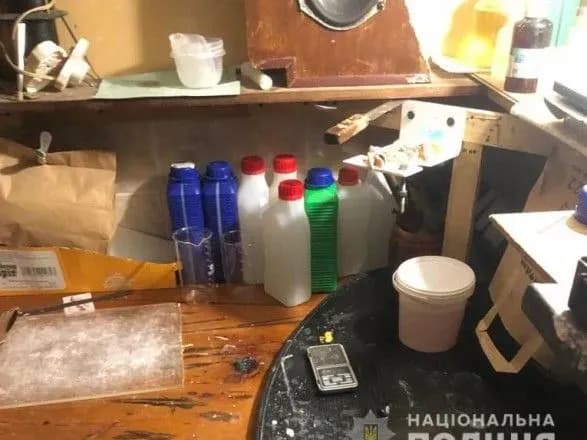 На Київщині ліквідували нарколабораторію з виготовлення амфетаміну
