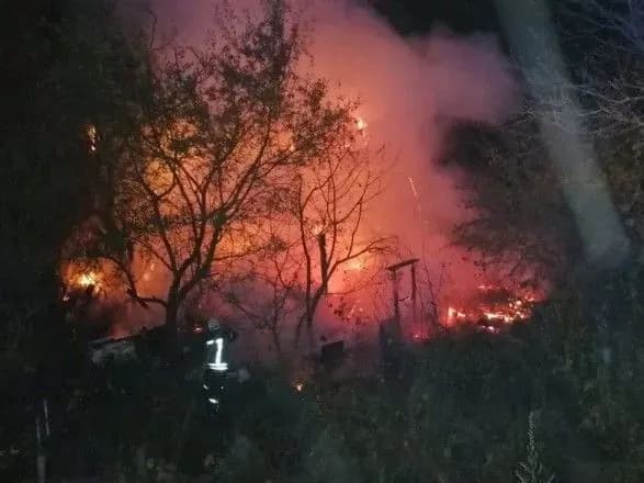 У Києві на згарищі сміття виявили тіло чоловіка
