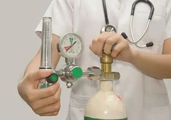 Кабмін на тлі поширення COVID-19 спростив закупку ємностей для кисню