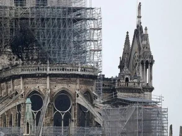 Вцілілі вітражі в Нотр-Даму запропоновано замінити на роботи сучасних художників