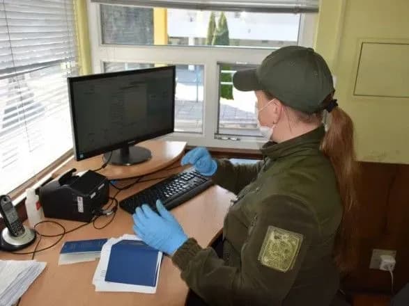 Чоловік намагався вивезти за кордон 14-річну доньку за фальшивими документами