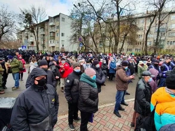 На акцию возле посольства США собралось более тысячи человек - под здание стянули Нацгвардию