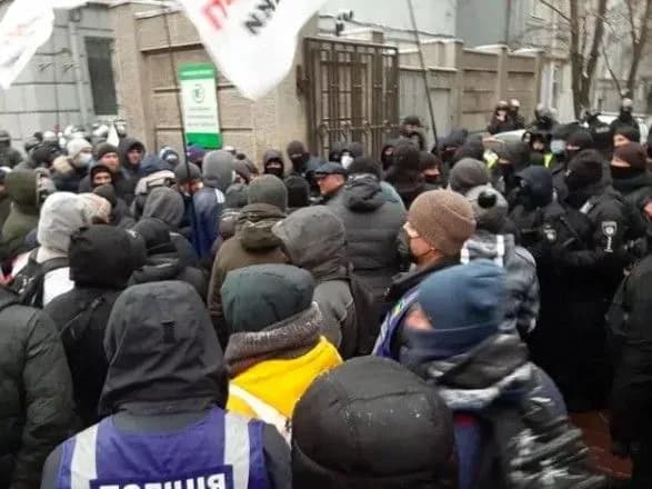 Біля Ради сталася сутичка між правоохоронцями та підприємцями