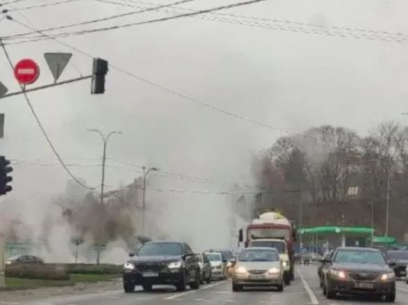 В Киеве прорыв теплотрассы возле моста Патона - часть домов без отопления и горячей воды