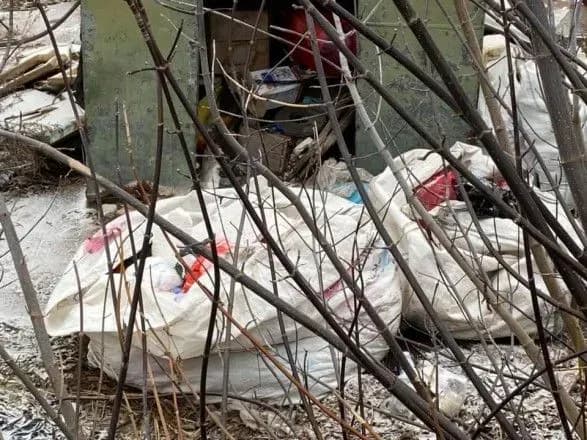 Маски, захисні костюми та тести на COVID-19: у селі на Сумщині влаштували незаконне звалище медвідходів