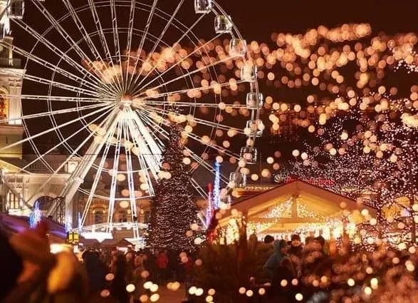 Без фудкортів, але із ковзанкою та 30-метровою штучною ялинкою: як у Києві зустрічатимуть Новий рік