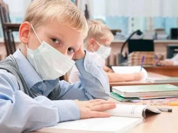 У Києві на "ковід" хворіють 1060 педагогів та близько 1400 школярів