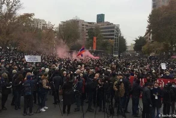 Вірменська опозиція дала прем’єр-міністру час до 8 грудня, щоб піти з посади