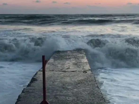 На Чорному та Азовському морях очікується шторм