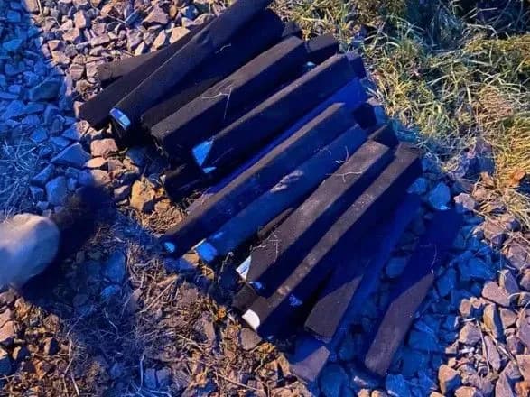 Контрабанду сигарет везли з України у жіночих панчохах