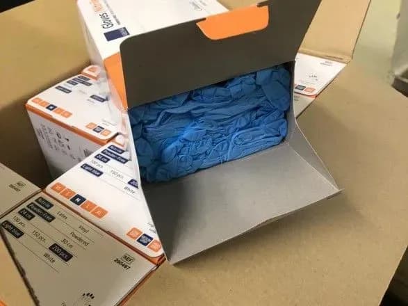 В Україну з Угорщини намагались ввезти близько 90 тис. пар медичних рукавиць