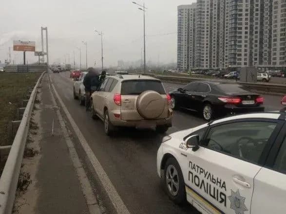 ДТП біля метро "Славутич" ускладнила рух на правий берег Києва