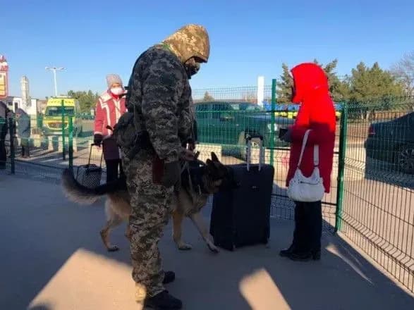 Місяць блокування КПВВ на Донбасі: прикордонники розповіли, скільки людей перетнуло лінію розмежування