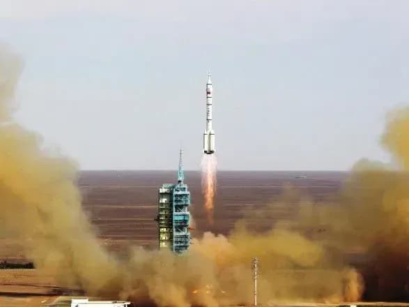 Китай запустив два супутники для спостереження за гравітаційними хвилями