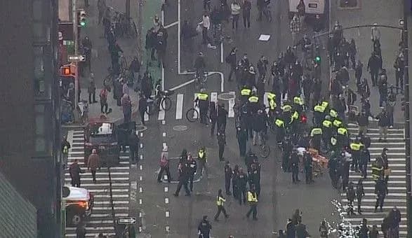 У Нью-Йорку автівка влетіла у натовп людей, є постраждалі