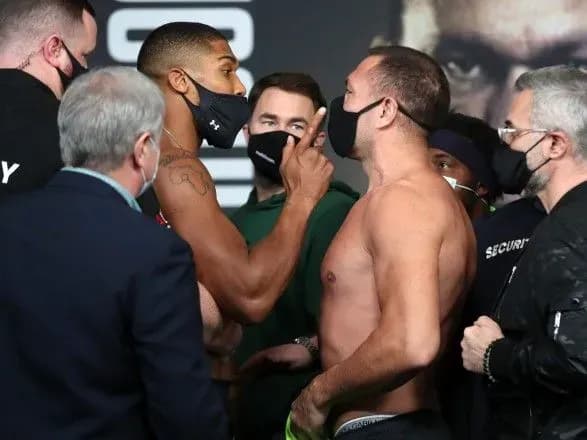 Боксери Джошуа та Пулєв влаштували словесну перепалку на процедурі зважування