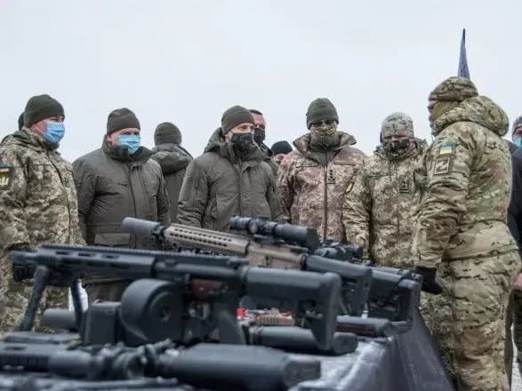 Зеленському у "Десні" показали, як тренують танкістів і снайперів