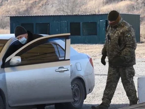 На Донбасі пропуск громадян проходить лише на двох КПВВ