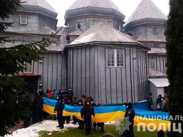На Буковині під час спроби захоплення храму сталися сутички