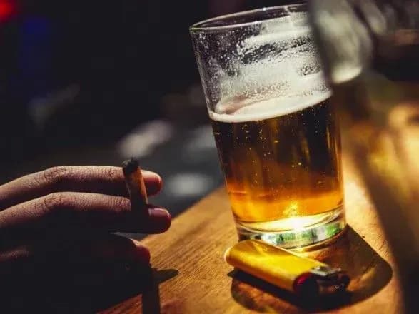В Україні наприкінці року подорожчали алкоголь і сигарети