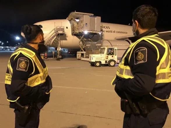 До Канади прибула перша партія вакцин від COVID-19