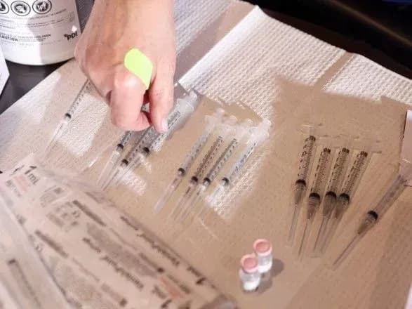 Пандемія: Pfizer пообіцяла перевірити дані про алергічну реакцію на вакцину від COVID-19 у медика в штаті Аляска
