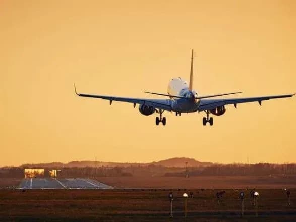 Україна поки не закриватиме авіасполучення з Британією