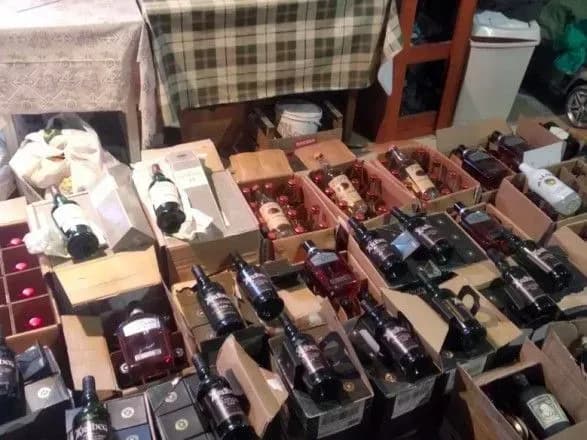Маскуються під закордонні бренди: у Києві виявили підпільне виробництво алкофальсифікату