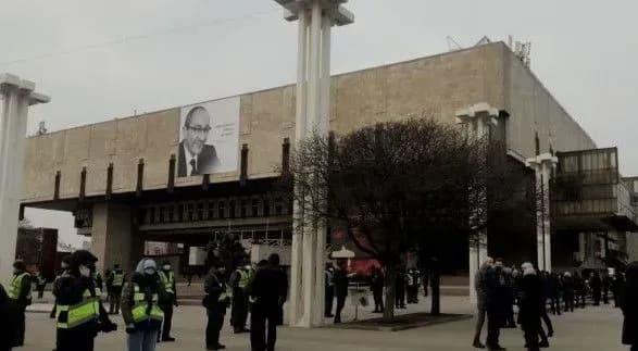 Прощання з Кернесом завершилося: процесія рушила на кладовище