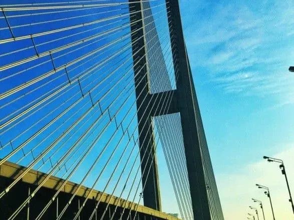 Утром на всех мостах Киева образовались пробки