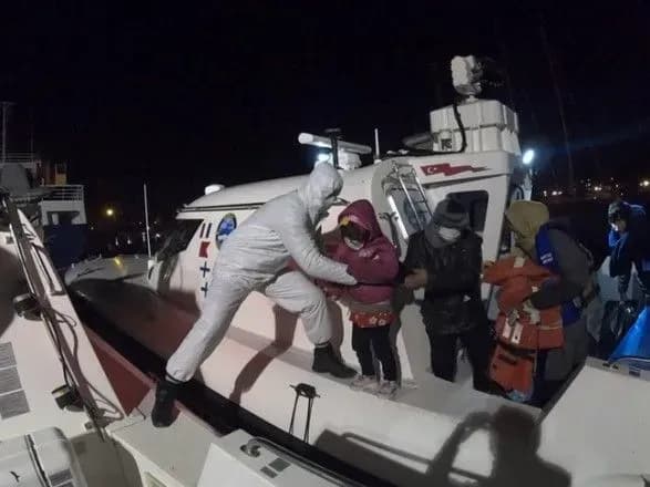 У Туреччині біля берегів Ізміру врятували півсотні нелегальних мігрантів