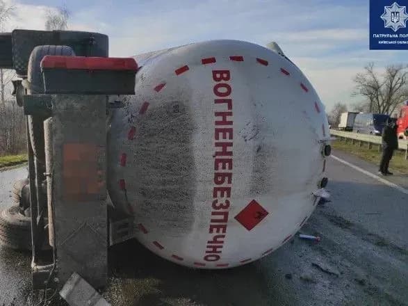 На автодорозі Київ-Харків перекинулася вантажівка, рух заблоковано