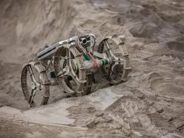 NASA випробувало нову модель компактного місяцехода