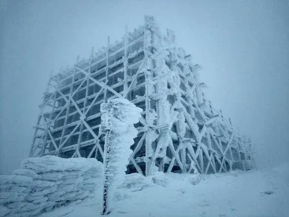 Карпаты засыпает снегом, температура снизилась до 10 градусов мороза