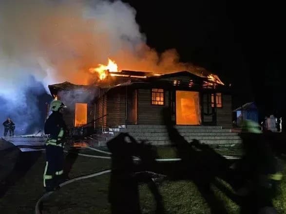 На Львівщині горіла дерев’яна церква - врятували лише дзвіницю