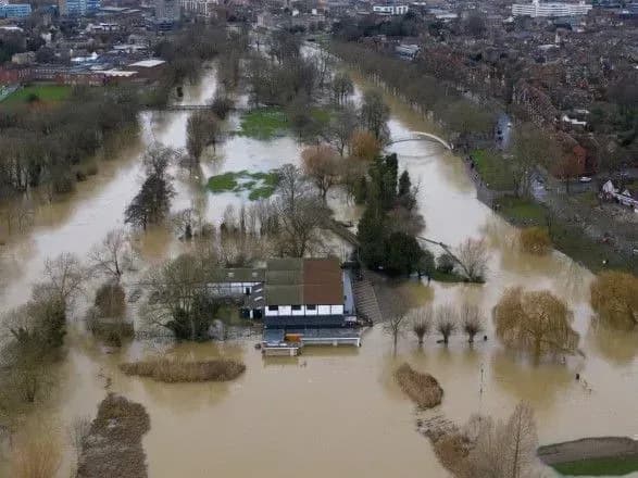 На Британію та Францію обрушився потужний ураган "Белла"