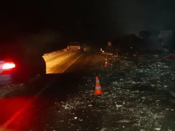 На Харківщині у ДТП перекинулась вантажівка: є загиблий