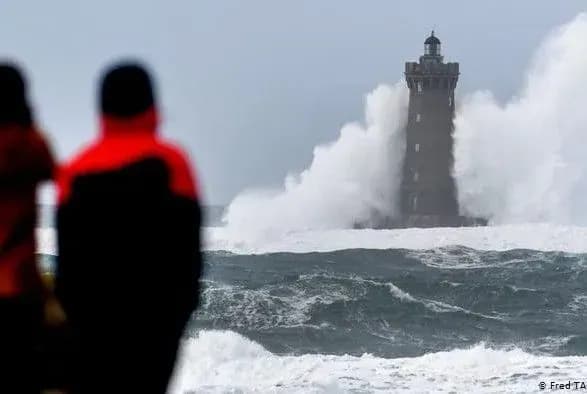 Ураган знеструмив десятки тисяч будинків у Франції