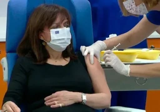 Президенти Словаччини та Греції зробили щеплення проти COVID-19