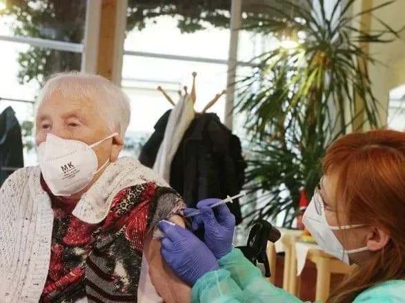 У Німеччині вісім співробітників будинку престарілих отримали п'ятикратну дозу вакцини від COVID-19