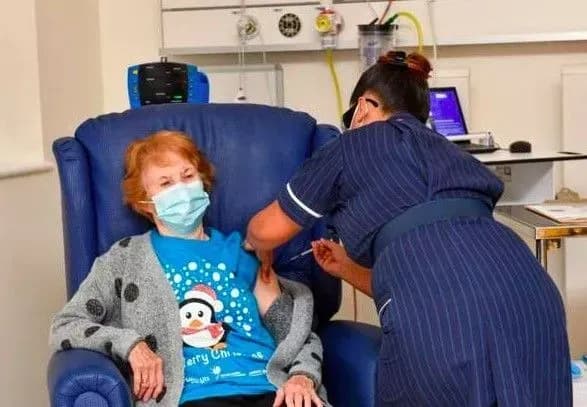 Британка, яку першою у світі вакцинували від коронавірусу, отримала другу дозу препарату