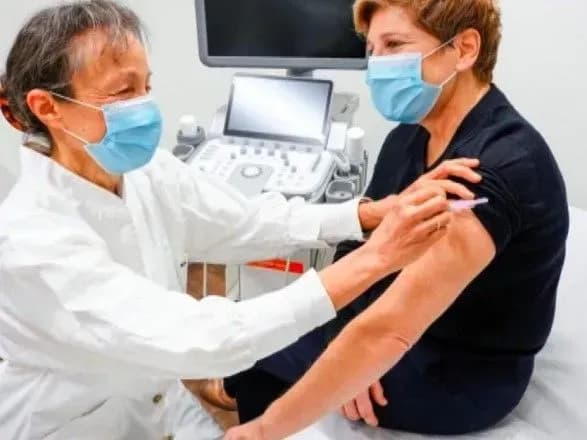 У світі вкололи вже понад 5 млн доз вакцини від COVID-19 – Bloomberg